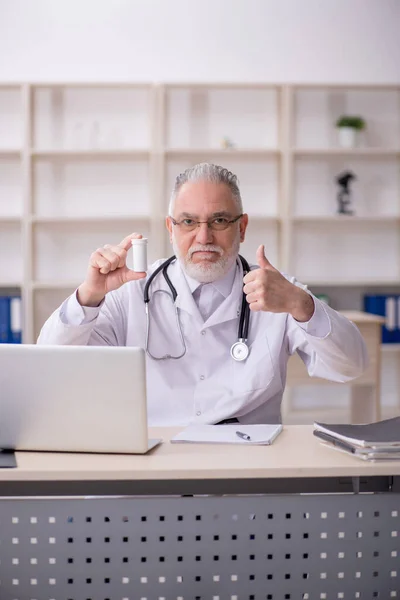 Yaşlı Erkek Doktor Hastanede Hap Öneriyor — Stok fotoğraf