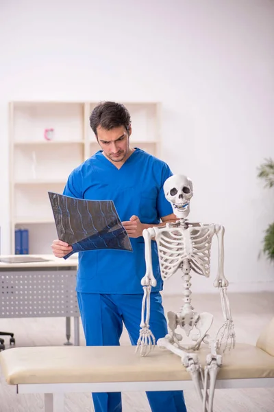 Young Doctor Skeleton Patient Hospital — Fotografia de Stock