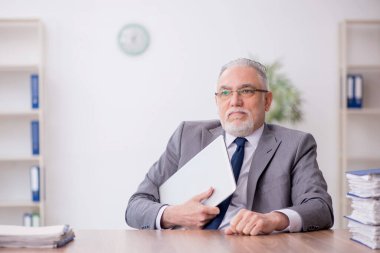 Ofiste çalışan eski bir çalışan.