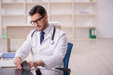 Hastanede çalışan genç doktor radyoloji uzmanı.