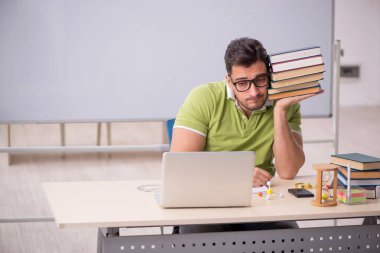 Sınıfta sınava hazırlanan genç bir öğrenci.