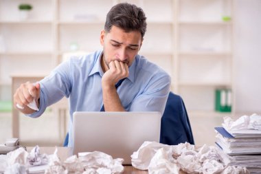 Beyin fırtınası konseptinde genç işadamı