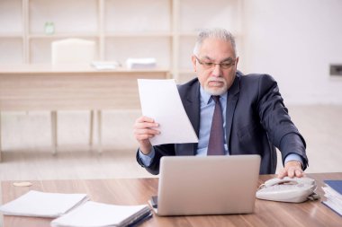 Ofiste çalışan eski bir işadamı.