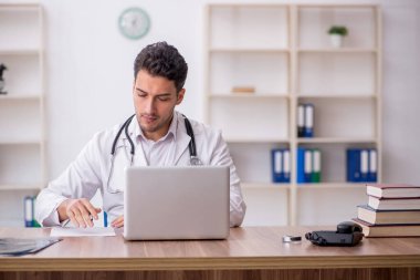 Teletıp konseptinde genç doktor