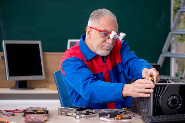 Gammal Reparatör Som Reparerar Datorer Klassrummet — Stockfoto