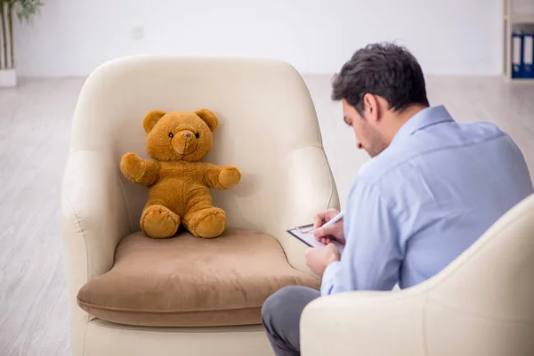 Jovem Psicólogo Reunião Com Urso Brinquedo — Fotografia de Stock