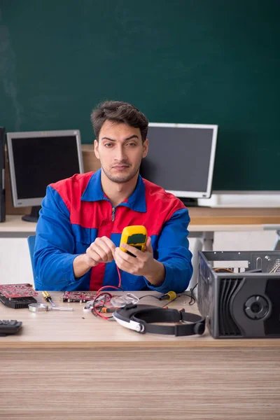 Junger Reparateur Repariert Computer Klassenzimmer — Stockfoto
