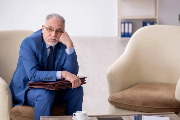 Oude Mannelijke Baas Wacht Zakelijke Bijeenkomst — Stockfoto