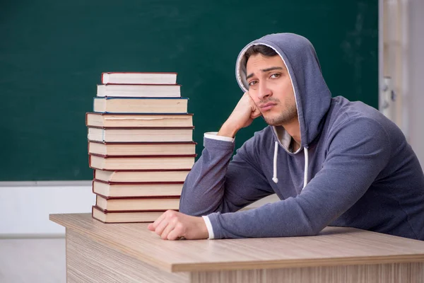 Jeune Étudiant Assis Dans Salle Classe — Photo