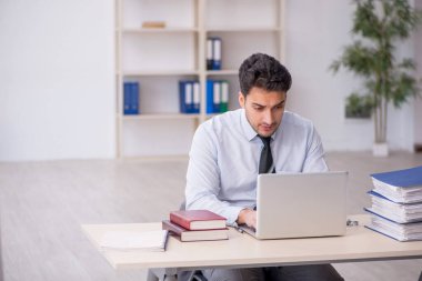 Ofiste çalışan genç bir çalışan.