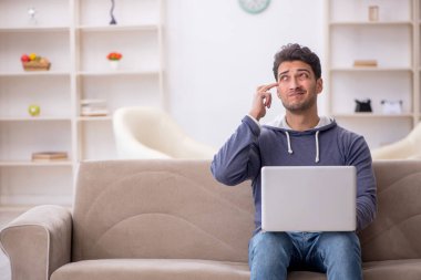 Salgın sırasında evden çalışan genç bir serbest çalışan.