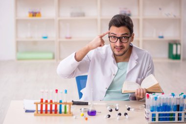 Laboratuvarda çalışan genç bir kimyager.