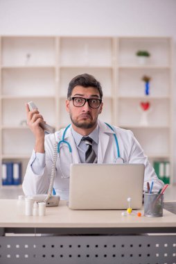 Teletıp konseptinde genç doktor