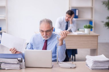 İş yerinde çalışan iki meslektaş