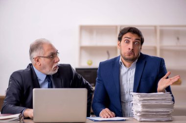 Ofiste çalışan iki meslektaşım.