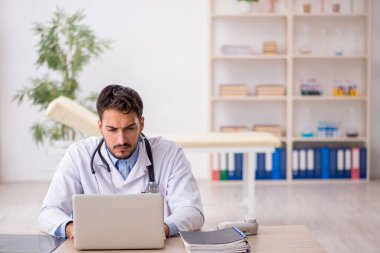 Teletıp konseptinde genç doktor