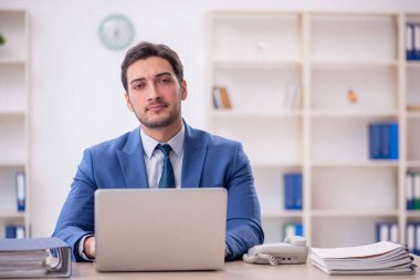 İş yerinde çalışan genç bir çalışan.