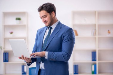 İş yerinde çalışan genç bir çalışan.