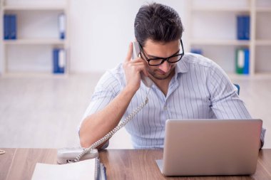 İş yerinde çalışan genç bir işadamı