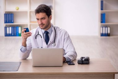 Teletıp konseptinde genç doktor