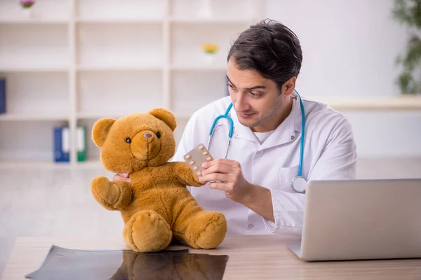 Junger Arzt Hält Spielzeugbär — Stockfoto