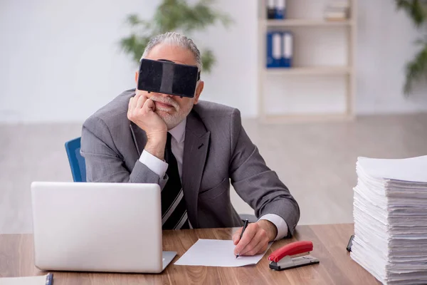 Antigo Funcionário Desfrutando Óculos Virtuais Local Trabalho — Fotografia de Stock
