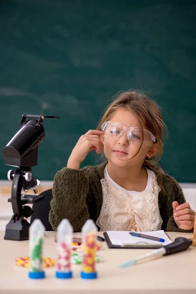 Junge Kleine Chemikerin Klassenzimmer — Stockfoto
