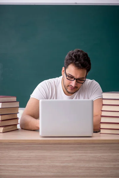 Jeune Étudiant Assis Dans Salle Classe — Photo