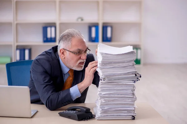 Old Male Employee Too Much Work Workplace — 스톡 사진