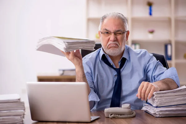 Viejo Empleado Negocios Descontento Con Trabajo Excesivo Oficina — Foto de Stock