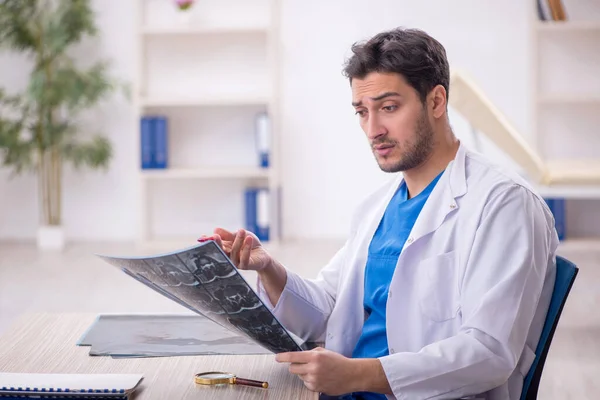 Young Doctor Radiologist Working Hospital — Stock Photo, Image