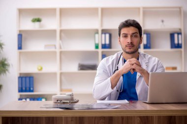 Hastanede çalışan genç bir doktor.