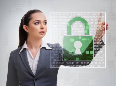 Dijital güvenlik kavramındaki adam düğmeye basıyor.