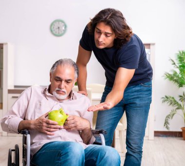 Tekerlekli sandalyedeki yaşlı adam ve içeride kötü bakıcı.