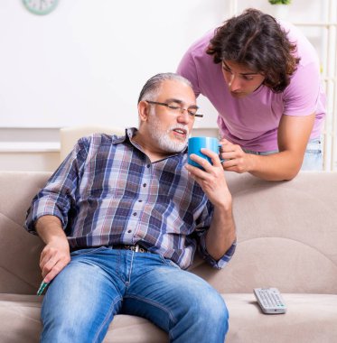 Genç öğrenci ve yaşlı büyükbabası evde.