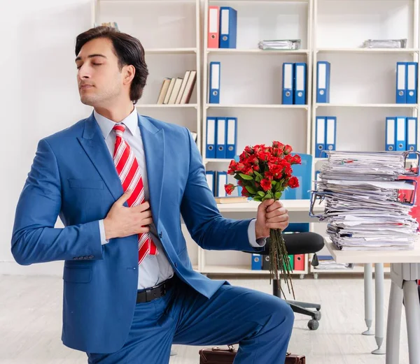 Young Male Employee Bunch Flowers Office — Stock Photo, Image