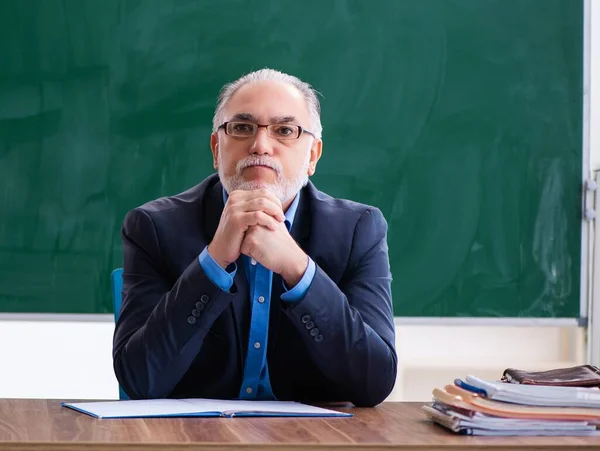 教室里的老年男性数学老师 — 图库照片