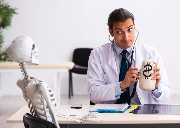 Young Doctor Skeleton Patient Expensive Medicine Concept — Stock Photo, Image