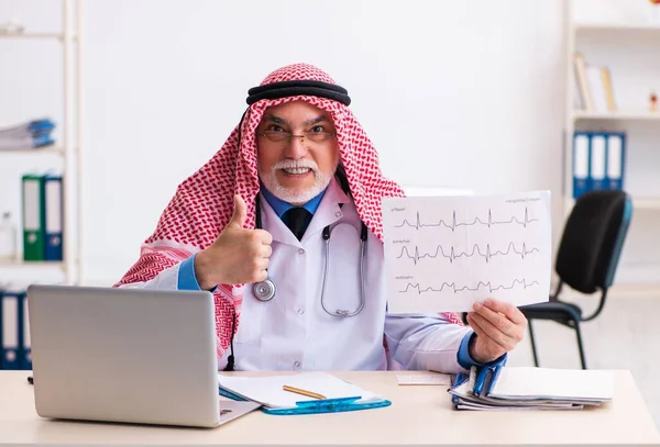 Doświadczony Arabski Lekarz Kardiolog Pracujący Klinice — Zdjęcie stockowe