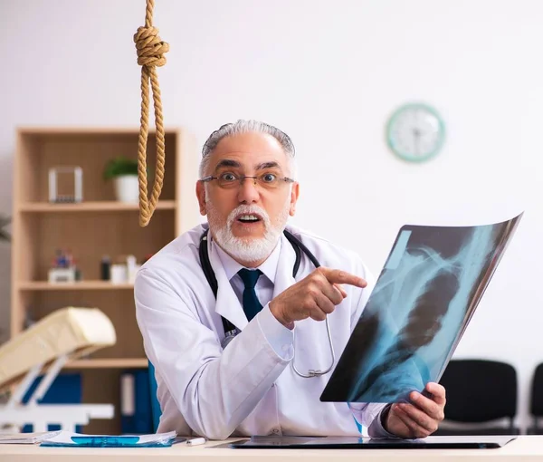 Old Doctor Committing Suicide Workplace — Stock Photo, Image