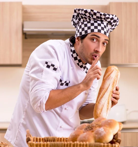 Den Unga Manliga Bagaren Arbetar Köket — Stockfoto
