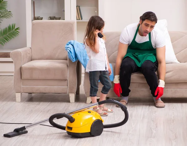 Jovem Empreiteiro Limpando Casa Com Sua Filha Pequena — Fotografia de Stock