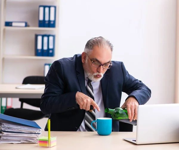 Old Businessman Drinking Alcohol Office — Stock Photo, Image