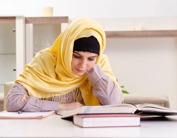 Estudiante Hiyab Preparándose Para Los Exámenes —  Fotos de Stock