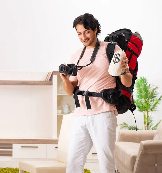 Genç Erkek Turist Eve Gitmeye Hazırlanıyor — Stok fotoğraf