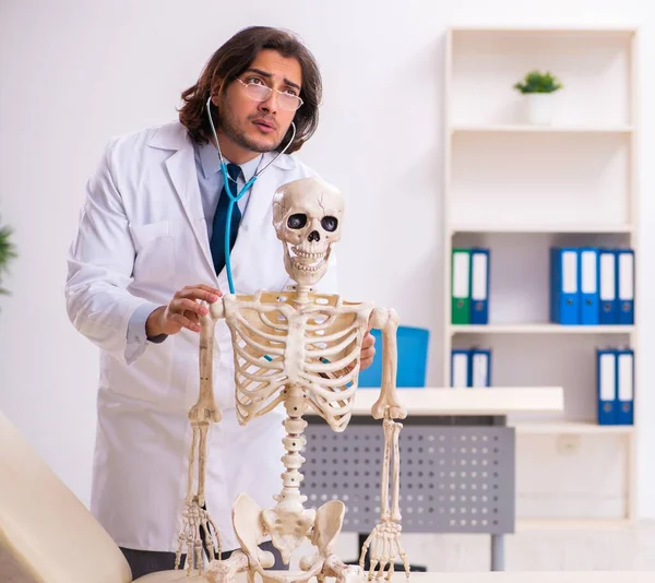 Galne Läkare Undersöker Den Döda Patienten — Stockfoto