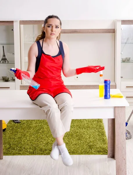 Young Beautiful Woman Cleaning Apartment — Stok Foto