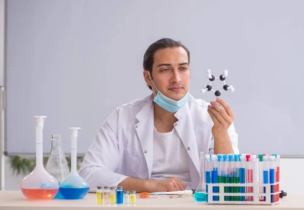 Jonge Chemicus Werkt Het Lab — Stockfoto