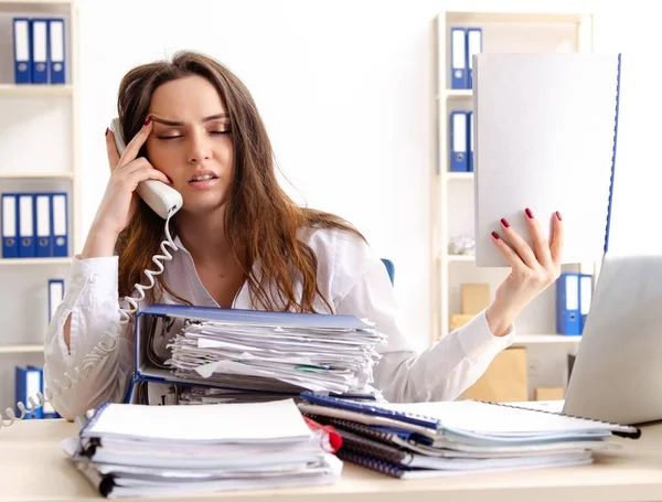 Joven Empleada Infeliz Con Trabajo Excesivo — Foto de Stock