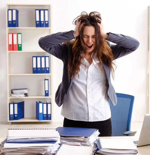 Jonge Vrouwelijke Werknemer Ongelukkig Met Overmatig Werk — Stockfoto